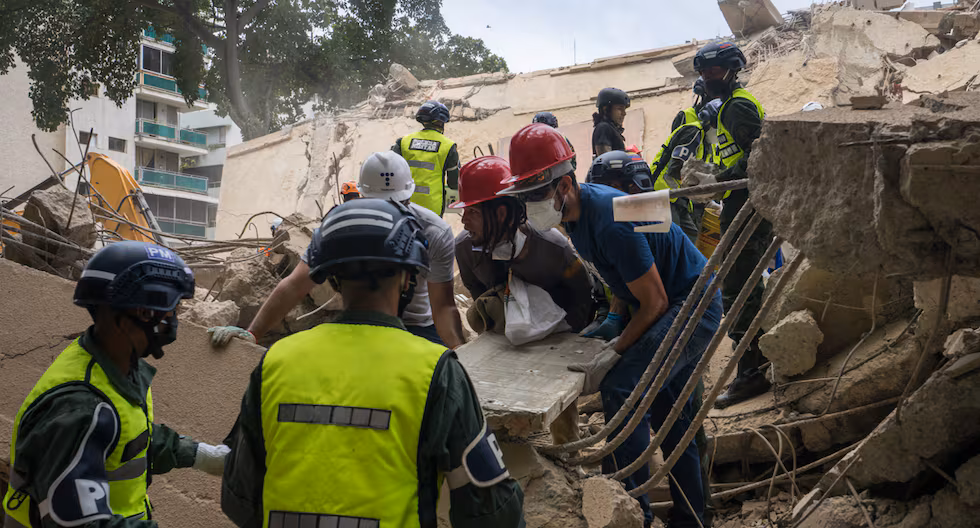 Pompiers, chiens, drones, médecins légistes : voici comment la communauté internationale aide le Venezuela