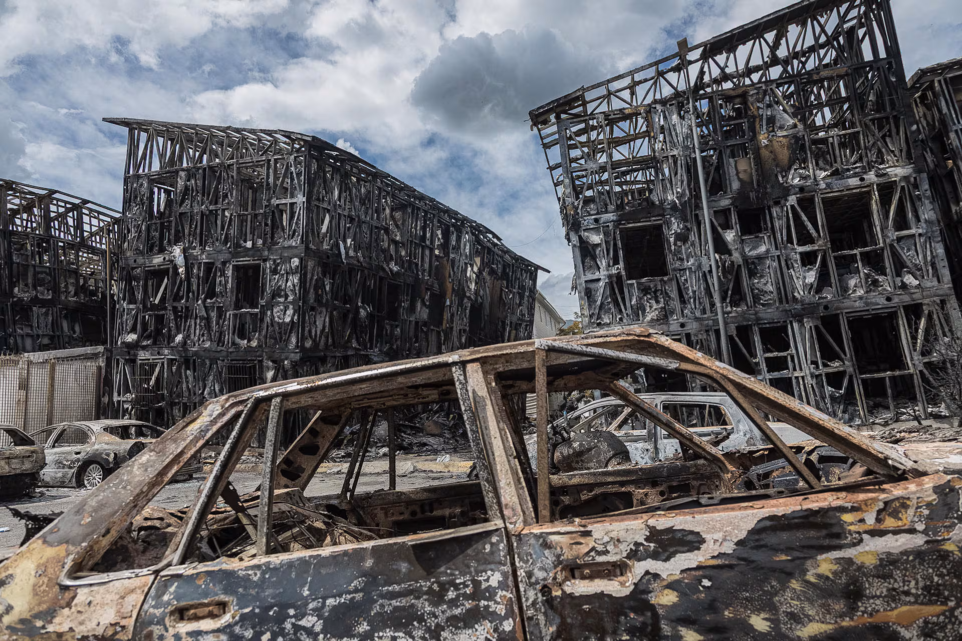 Photographie montrant des bâtiments et des véhicules détruits par les tremblements de terre à Catia La Mar, dans l'État de La Guaira, au Venezuela. (EFE/Henry Chirinos).