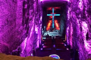 Arriver à Zipaquirá, c&rsquo;est profiter de la Cathédrale de Sel, la plus grande merveille de la Colombie : planifiez-vous avec de nouveaux horaires