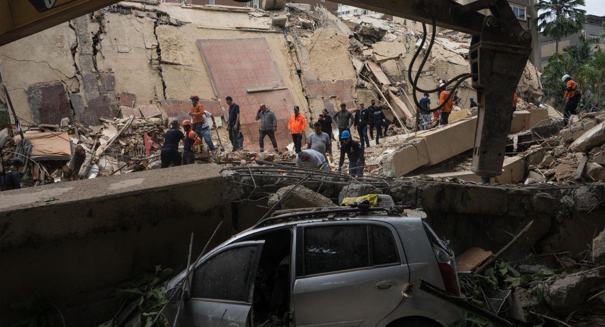 Venezuela realiza labores intensas de rescate de personas en edificios derrumbados. Foto: EFE