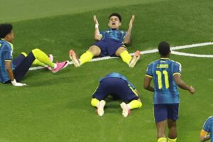 Depuis le banc, mais impliqué dans le jeu : c&rsquo;est ainsi que Luis Díaz a vécu le superbe but de Campaz lors de la Coupe du Monde