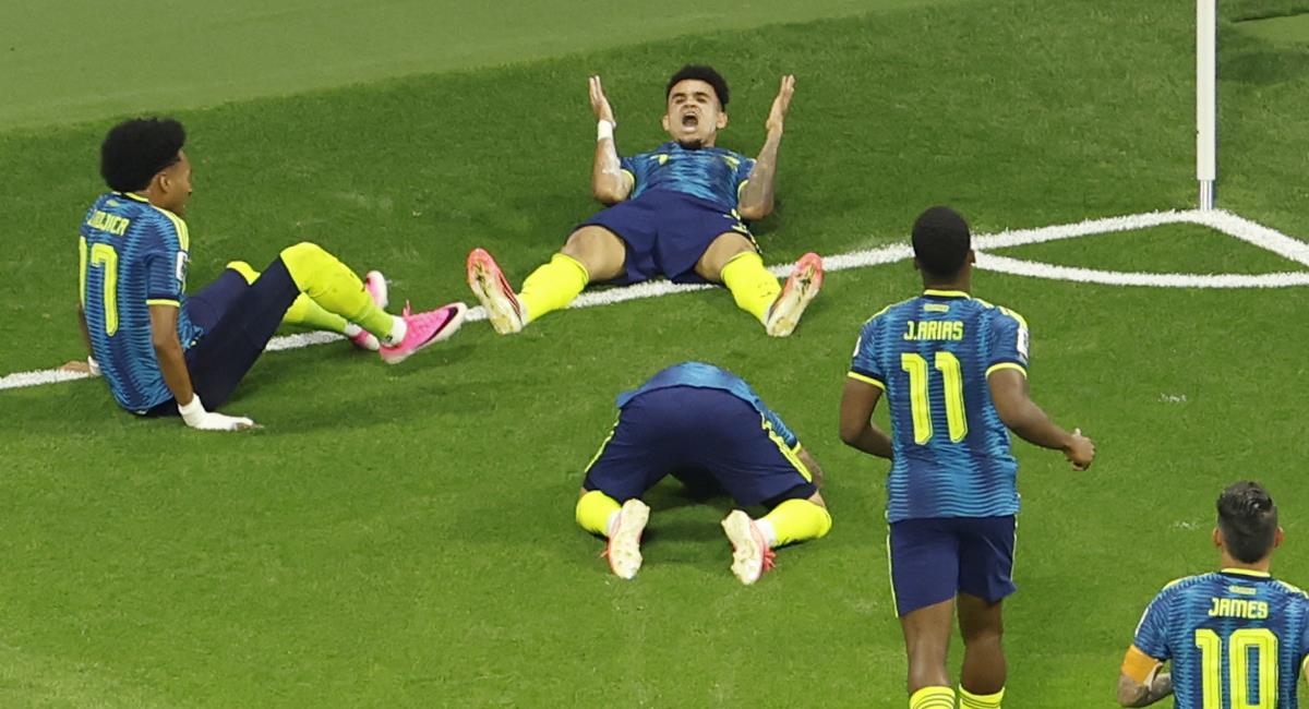 Depuis le banc, mais impliqué dans le jeu : c'est ainsi que Luis Díaz a vécu le superbe but de Campaz lors de la Coupe du Monde