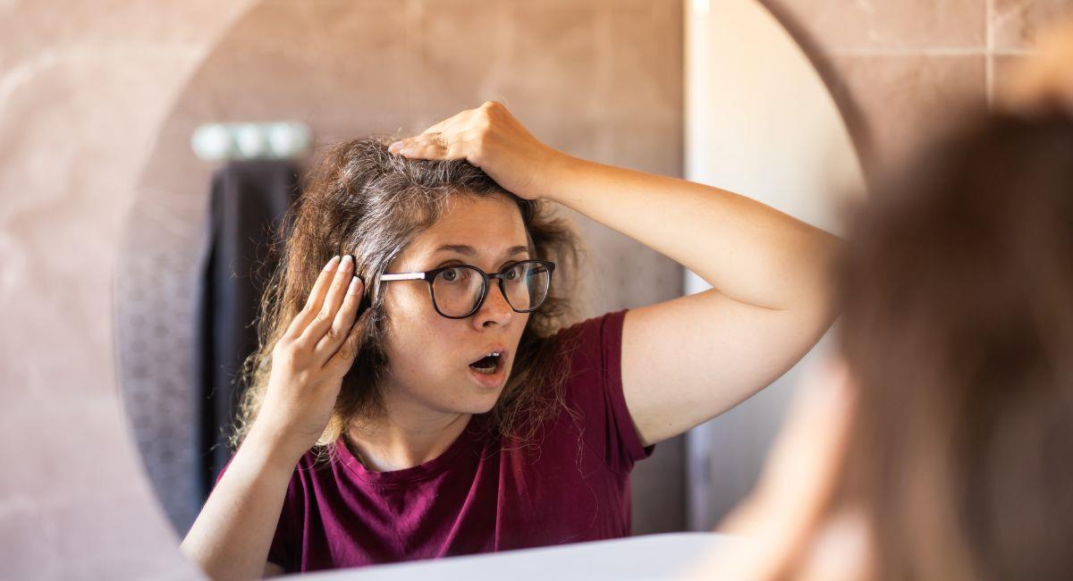 Truco rápido para ocultar las canas en casa. Foto: Shutterstock