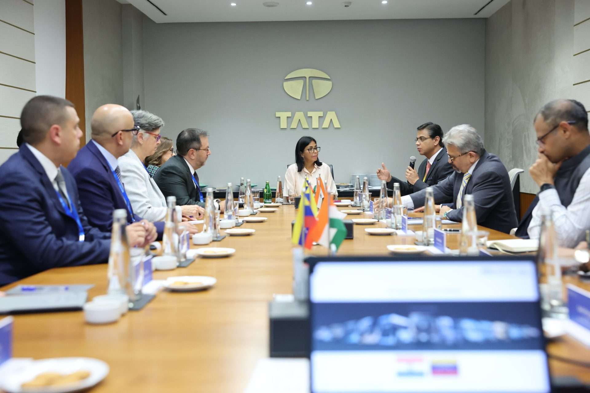 Le Président (E) tient une réunion avec des représentants du secteur automobile indien