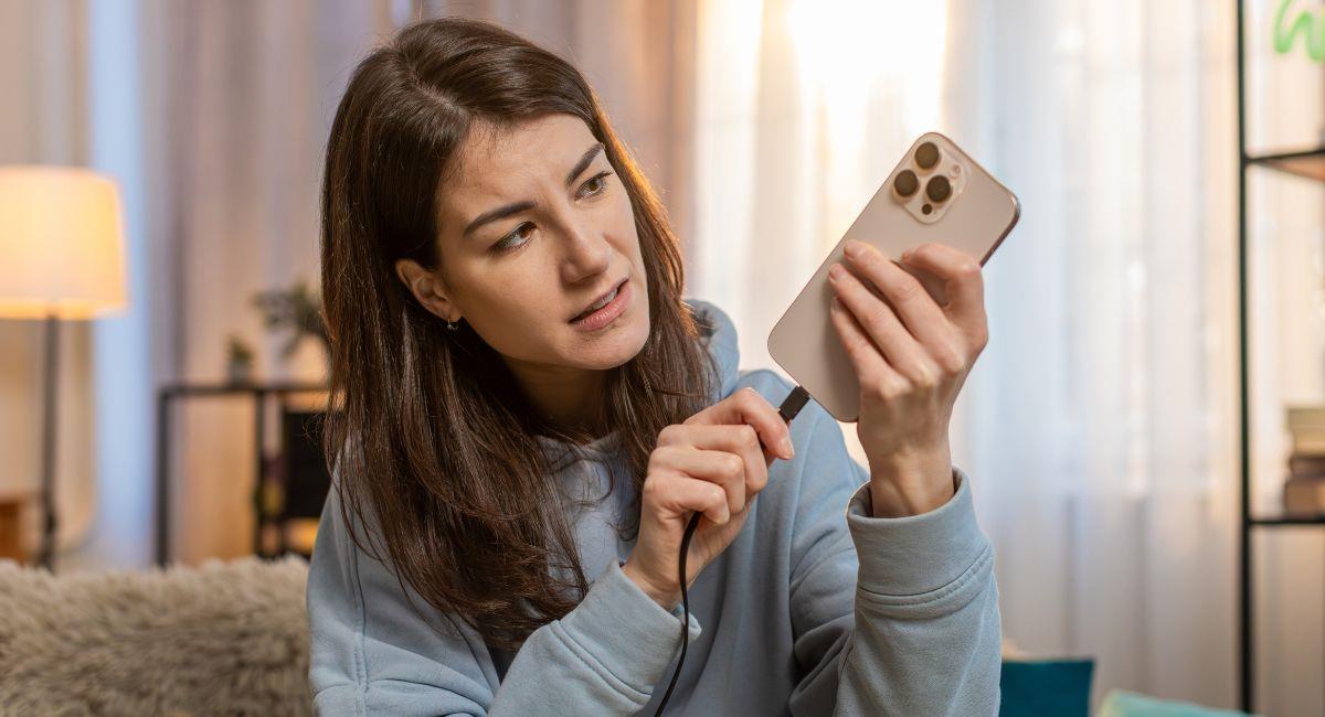 Por qué se calienta el cargador del celular. Foto: Shutterstock