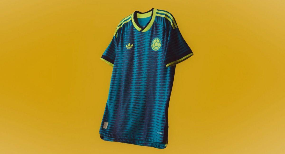 La marca alemana que vistió a la Selección Colombia rompió esquemas tanto con la camiseta de local como la de visitante. Foto: Twitter @FCFSeleccionCol