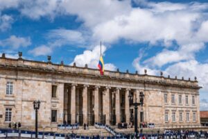 Le pré-décompte des élections de 2026 donne une différence minime entre Abelardo et Iván Cepeda qui déclenche tensions et analyses