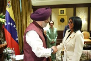 Le président (E) évalue des projets énergétiques avec le ministre indien