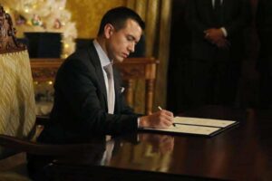 Le président Noboa procède à la réduction du gouvernement et ordonne la fusion des ministères