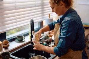 L&rsquo;erreur de lavage des verres qui peut les laisser blancs et ternes : astuces pour les laisser pétillants