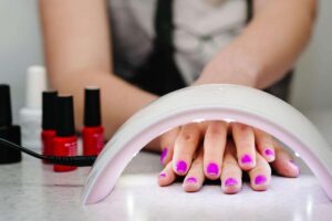 Les ongles sont en danger avec les peintures en gel