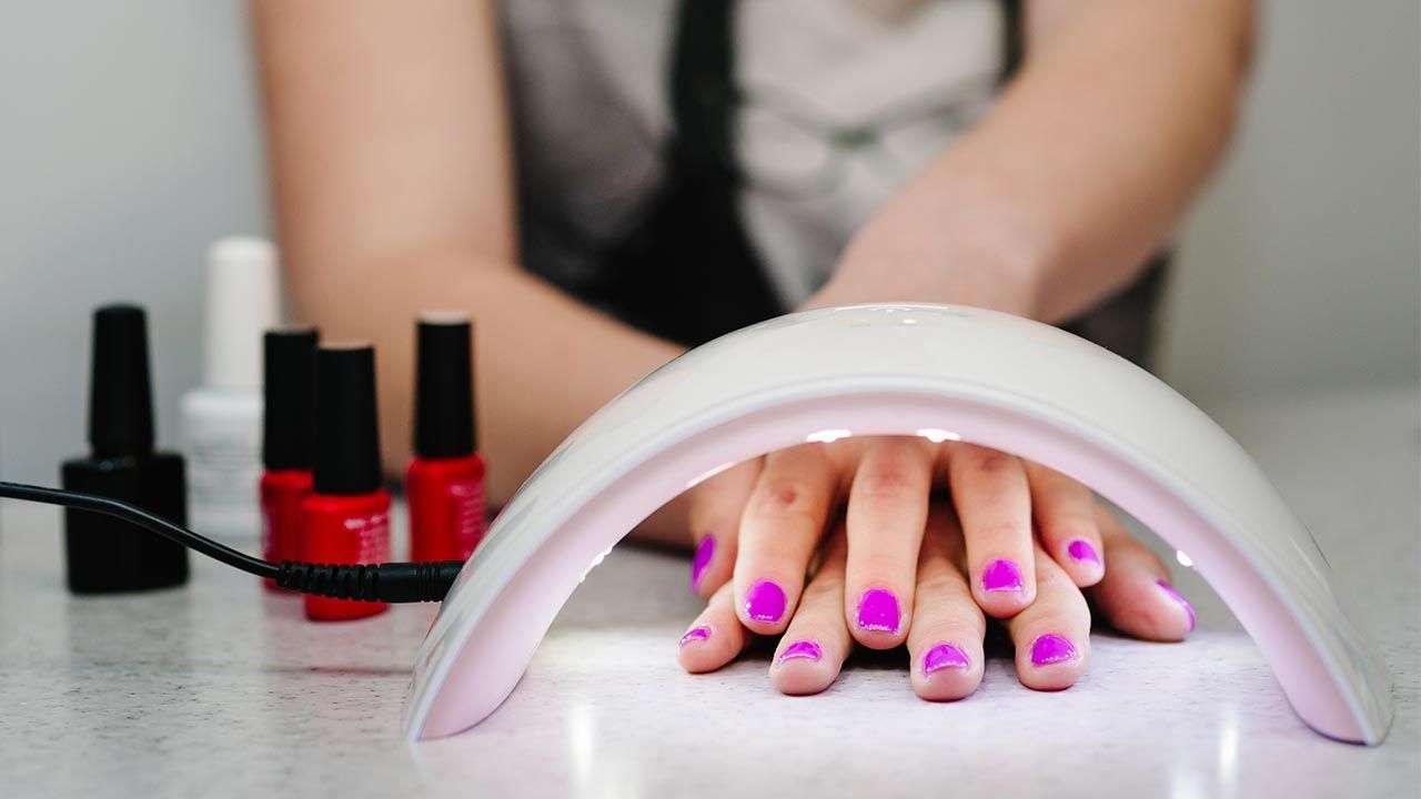 Les ongles sont en danger avec les peintures en gel
