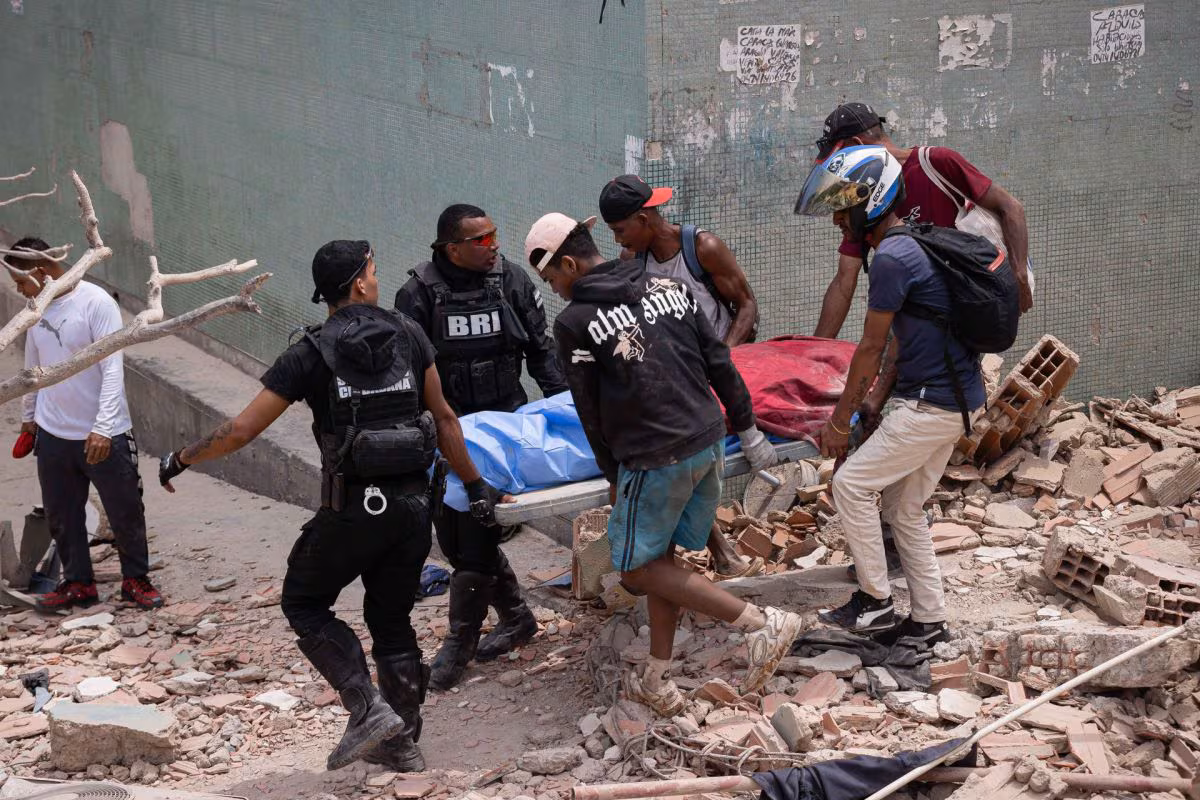 Des bénévoles secourent ce jeudi une victime mortelle, parmi les décombres des bâtiments touchés par les tremblements de terre de La Guaira (Venezuela). (Photo : EFE/Ronald Peña R.)
