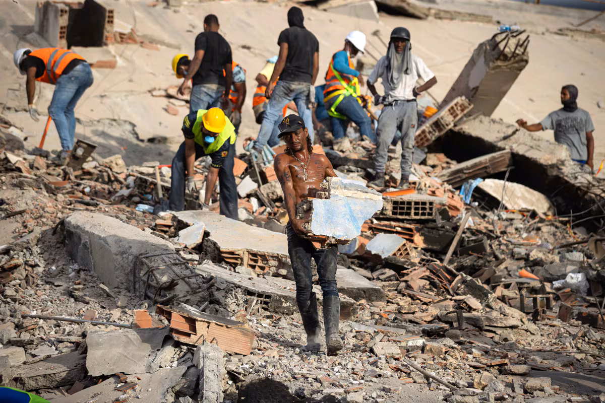 Des volontaires effectuent des recherches de personnes disparues, à La Guaira, au Venezuela, le 29 juin 2026. (Ronald Peña R/EFE)