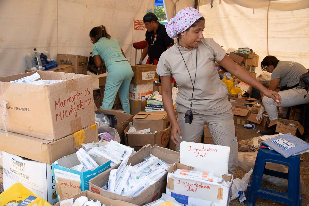 Des bénévoles organisent des fournitures dans un abri à la suite des tremblements de terre du 24 juin à Caraballeda, dans l'État de la Guaira, au Venezuela, le mercredi 1er juillet 2026. Le nombre de morts des deux tremblements de terre qui ont frappé le Venezuela la semaine dernière s'est élevé à près de 2,000, alors que les répliques ont diminué en fréquence et en intensité et que les autorités ont intensifié les efforts de rétablissement. Photographe : Bloomberg