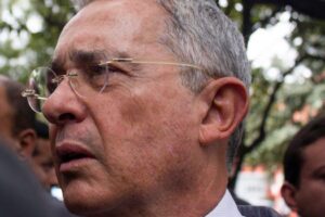 Álvaro Uribe dénonce les « abus » du parquet après avoir nié le report de son enquête
