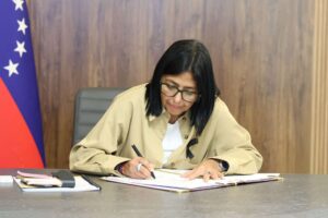 Delcy Rodríguez dirige la signature de la loi sur la réglementation des hydrocarbures
