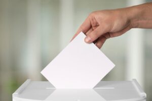 Il n&rsquo;y a pas eu de vote au fusil : le ministère de l&rsquo;Éducation assure qu&rsquo;il n&rsquo;y a aucune indication que les campagnes ont voté pour Iván Cepeda sous la pression d&rsquo;acteurs armés