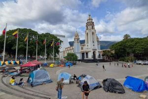 Ils installent leur campement devant le Panthéon National