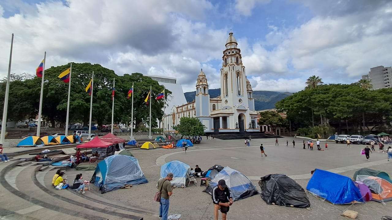 Ils installent leur campement devant le Panthéon National