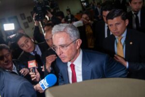 « Impossible de me défendre »: le parquet reporte les audiences d&rsquo;enquête contre Álvaro Uribe