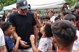 Jorge Rodríguez a participé à des activités récréatives avec des garçons et des filles à Los Caracas