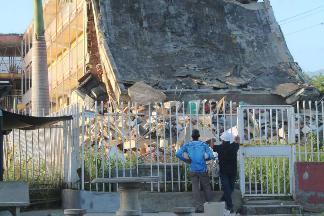Le bloc 9 d'Oropeza s'effondre à Guarenas touché par des tremblements de terre