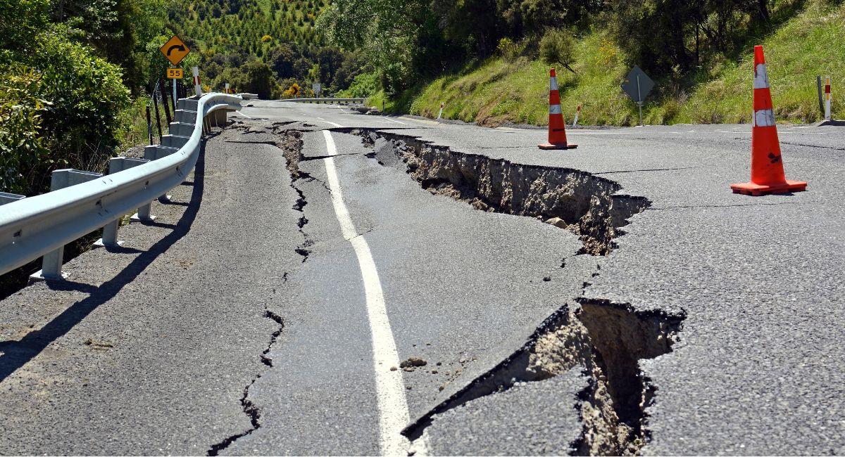 Carretera averiada luego de un sismo en Nueva Zelanda en 2016. Foto: Shutterstock
