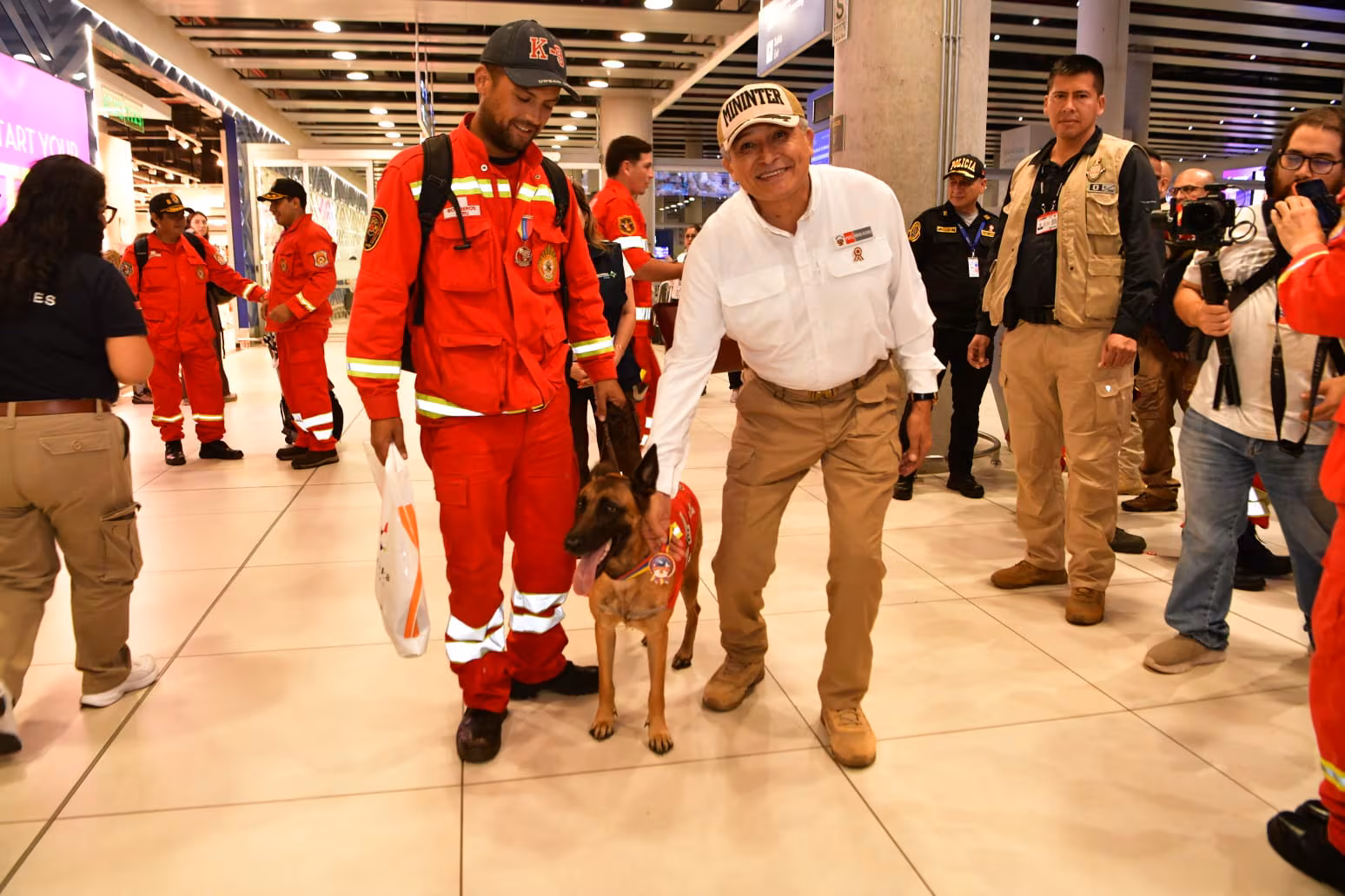 Le ministre José Zapata a accordé une reconnaissance particulière à Kaira pour sa participation exceptionnelle aux efforts de recherche. Photo : Miniinter.