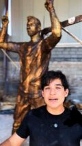 Les contributions provenant de la vente de la sculpture de Messi sont transformées en aide humanitaire