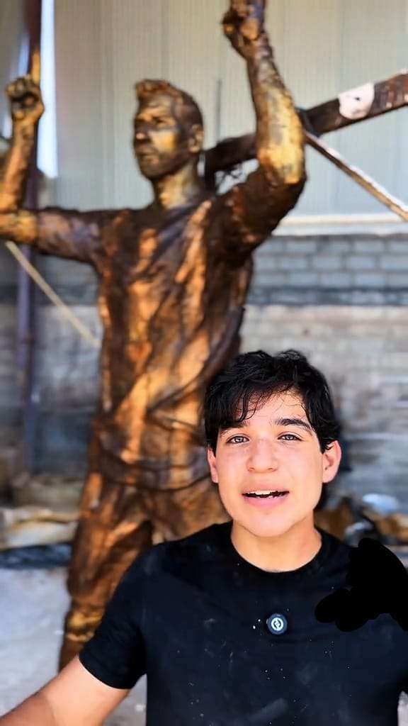 Les contributions provenant de la vente de la sculpture de Messi sont transformées en aide humanitaire