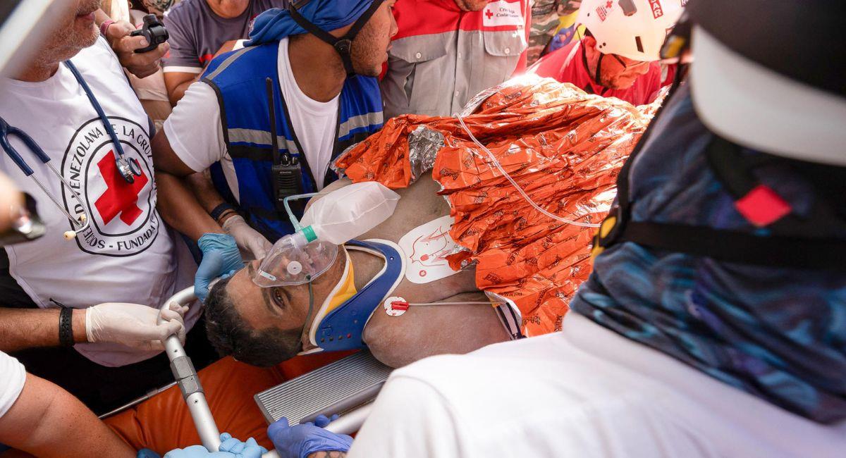 Hernán Gil, de 43 años, fue rescatado de entre los escombros en La Guaira. Foto: EFE