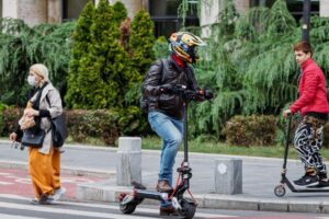 « Pour acheter un casque et une plaque »: La forte pression sur les skateboards électriques en Colombie