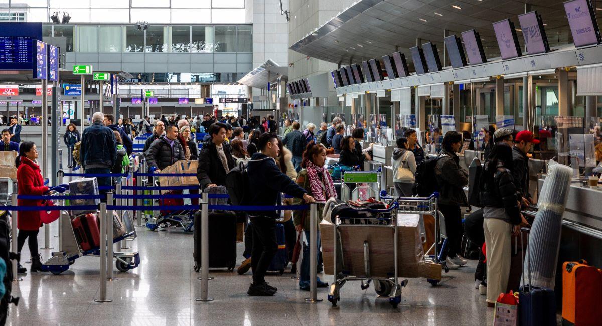 Actitudes sospechosas en pasajeros, que alertan a las seguridad aeroportuaria. Foto: Shutterstock Jokue-photography
