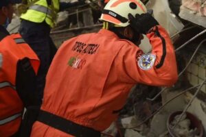 Une brigade mexicaine applique le test du silence lors du sauvetage des personnes à Tanaguarena