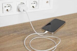 Votre téléphone portable ne charge pas correctement ? L&rsquo;erreur lors de la connexion du chargeur qui peut réduire sa durée de vie utile
