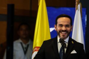 « Abelardo de la Espriella doit gouverner depuis Bogotá » : The Economist critique la décision présidentielle