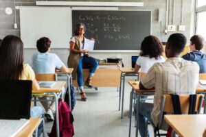 Attention, parents et élèves : une proposition est déposée pour rendre obligatoires les classes de 10e et 11e années en Colombie