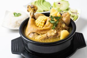 Au feu de bois et avec du poulet créole : la ville de la Valle del Cauca où l&rsquo;on prépare un inoubliable sancocho au poulet