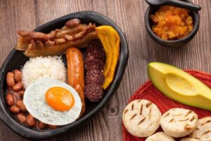 Du plateau paisa aux tripes : les plats typiques de Medellín à ne pas manquer en 2026