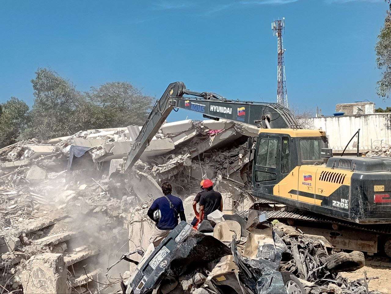 Grand-mère poursuit ses recherches à Bahía Mar 50 jours après le tremblement de terre