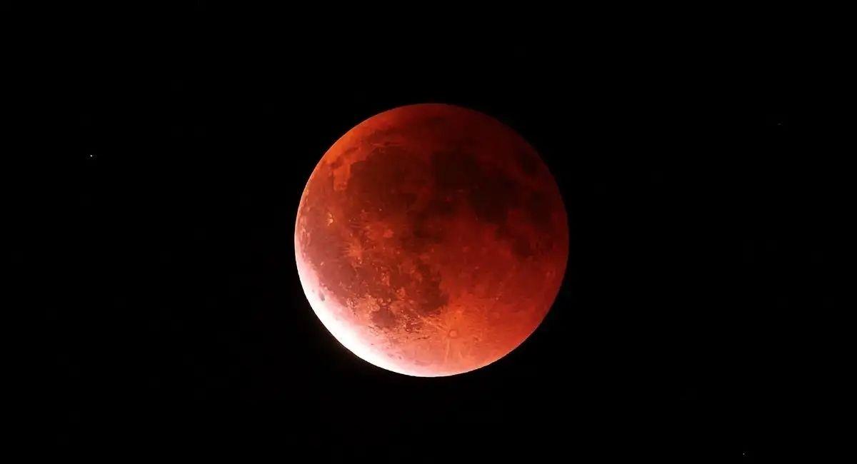 El eclipse lunar sorprendió a Colombia y dejó una Luna roja que nadie esperaba ver. Foto: Shutterstock
