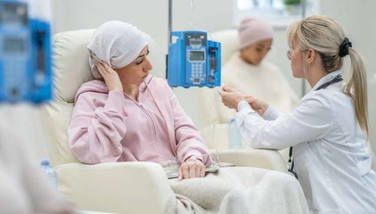 Mujeres jóvenes en una sesión de quimioterapia para tratar algún tipo de cáncer.