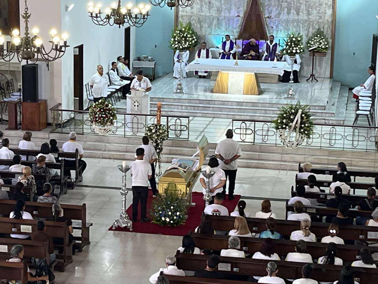 Les paroissiens disent au revoir à l'évêque de Guarenas dans une chapelle funéraire