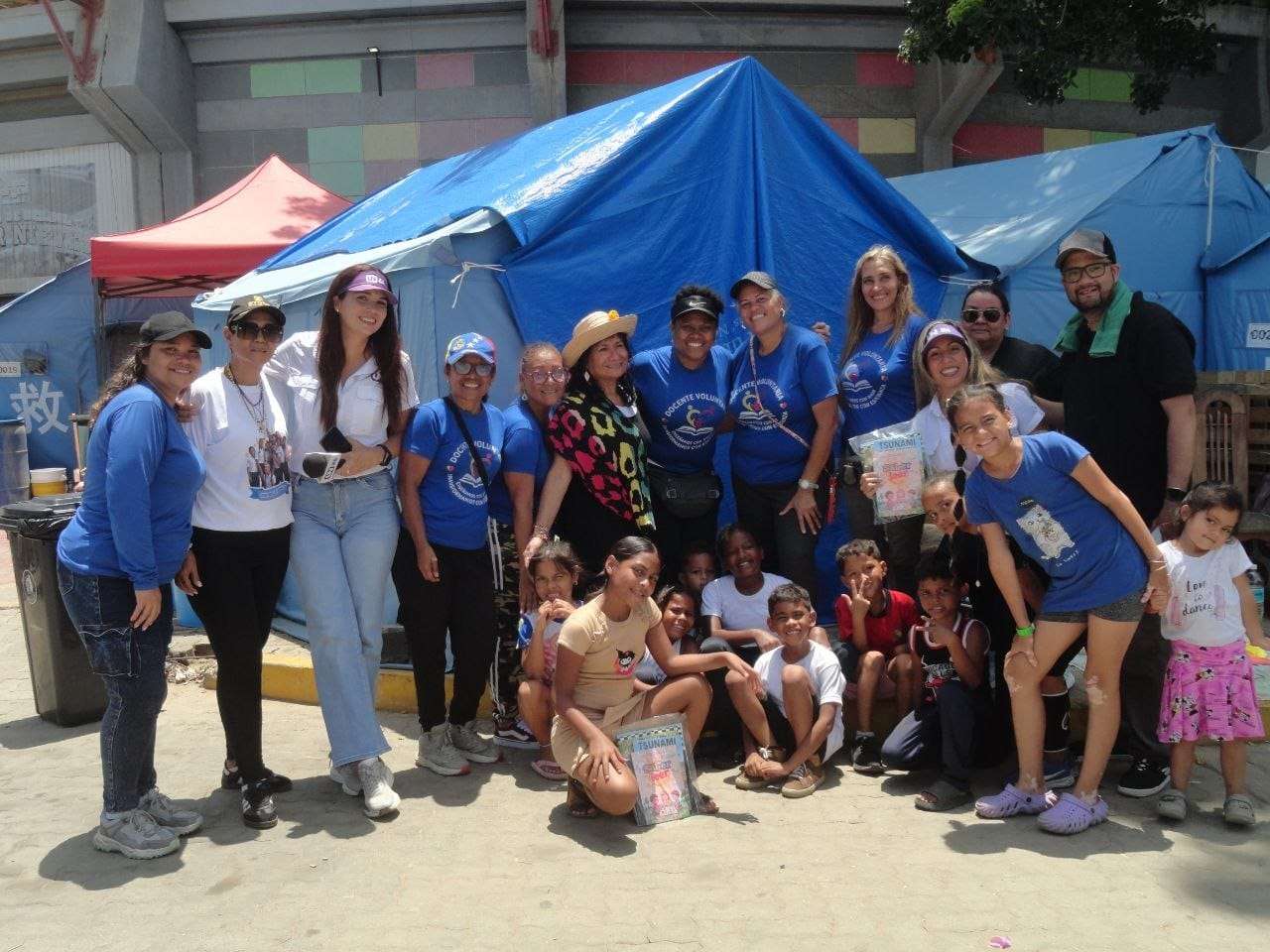 Sabre apporte des livres aux écoles sous des tentes à La Guaira