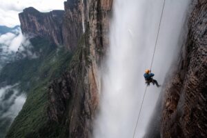 On y descend 800 mètres dans le vide en pleine jungle vénézuélienne et très peu de voyageurs osent tenter l&rsquo;expérience