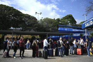 L&rsquo;aéroport de Caracas rouvre après de graves dégâts causés par le tremblement de terre au Venezuela