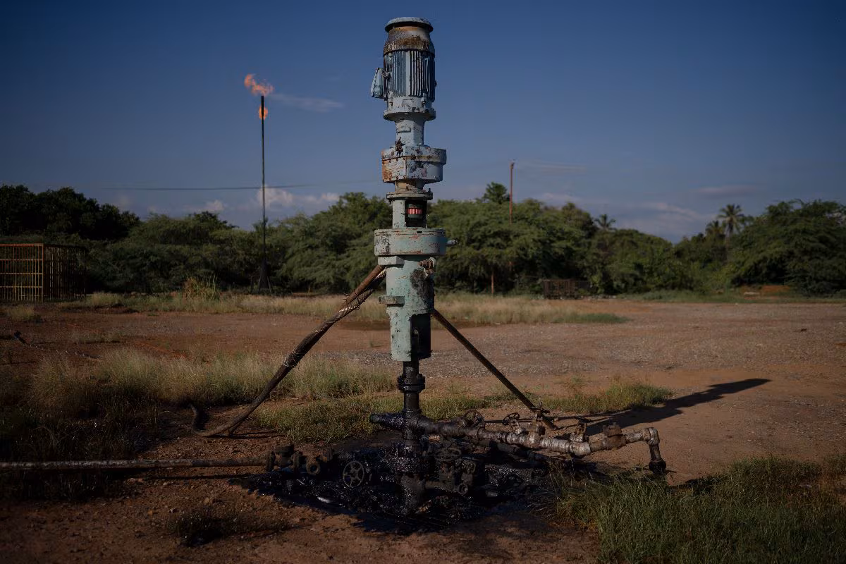 Une tête de puits rouillée de Petróleos de Venezuela SA (PDVSA), recouverte de pétrole brut, sur les rives du lac Maracaibo.