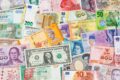 Du voyage à l’importation : comment une monnaie forte ou faible modifie les prix que nous payons