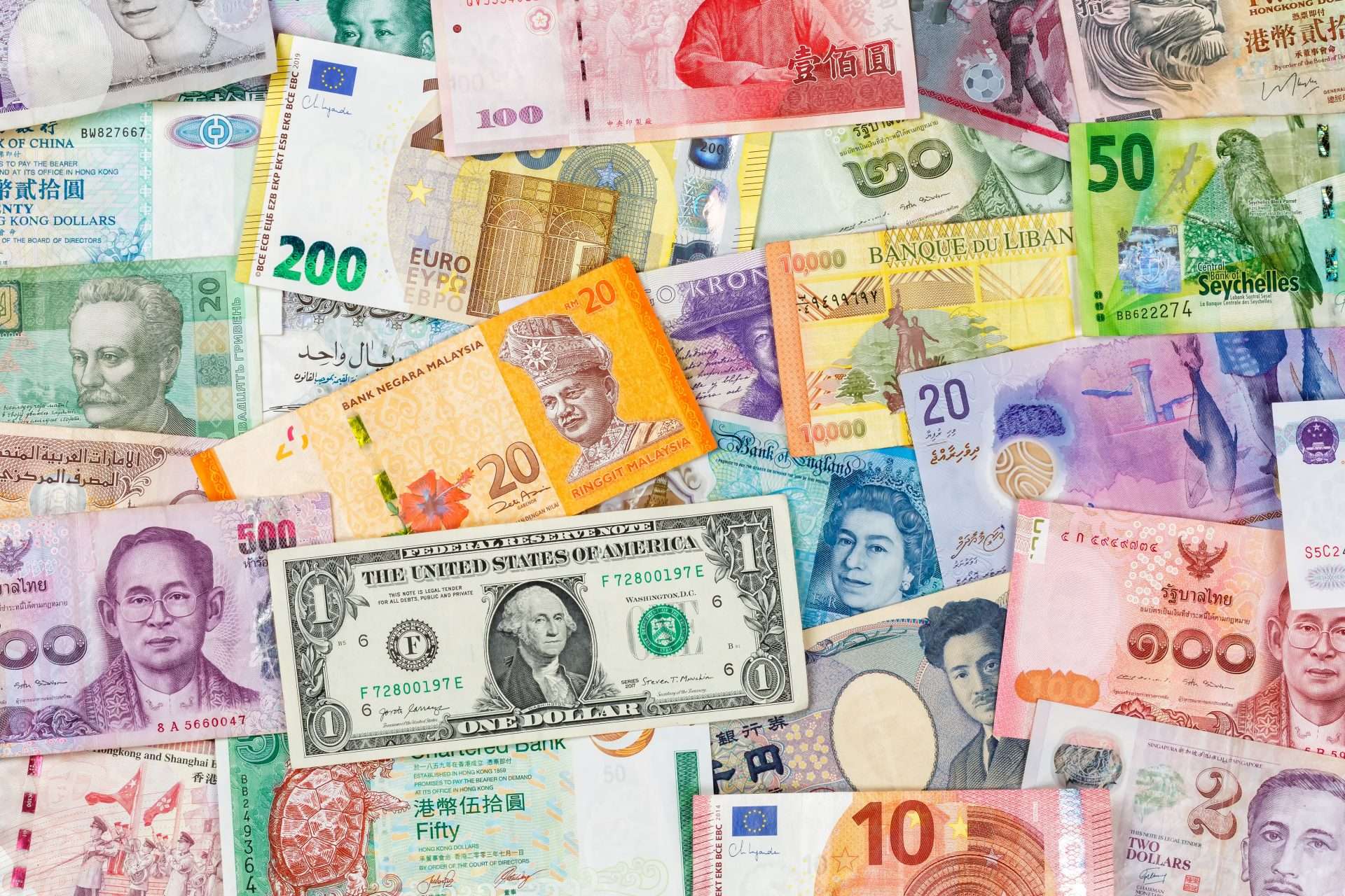 Du voyage à l’importation : comment une monnaie forte ou faible modifie les prix que nous payons